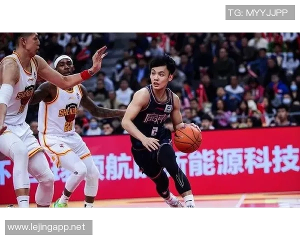 深入分析深圳篮球队的进攻战术与球员配合策略 深入分析深圳篮球队的进攻战术与球员配合策略